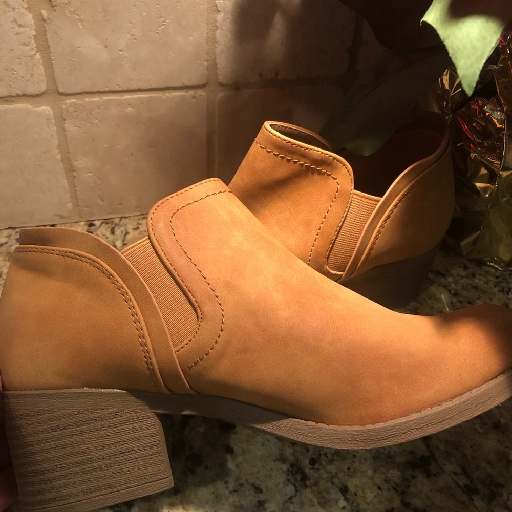 ✨🎄✨New Camel Booties ✨🎄✨